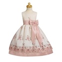 Flower Girl Dress Shop предлагает многообразие уникальных детских платьев для девочек и костюмов для мальчиков на торжественные случаи. 